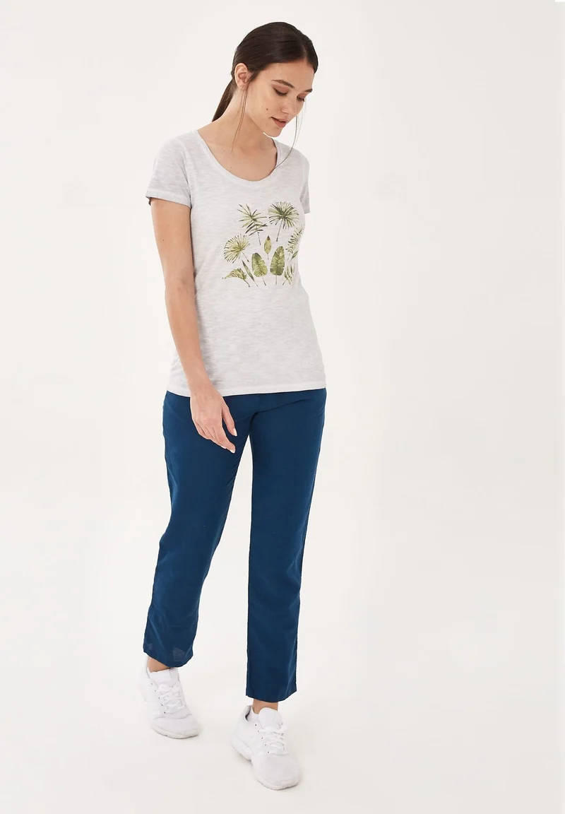 Garment Dyed T-Shirt aus Bio-Baumwolle mit Blatt-Print