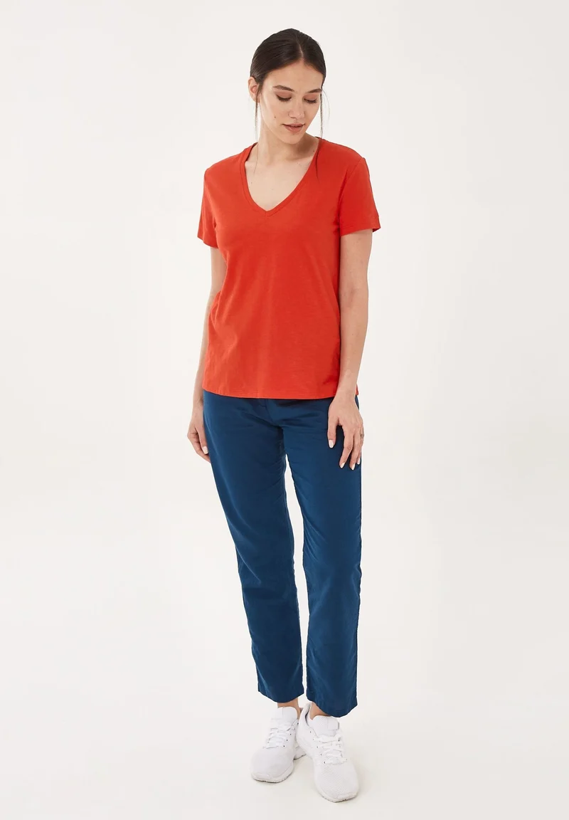 Basic T-Shirt aus Bio-Baumwolle mit V-Ausschnitt