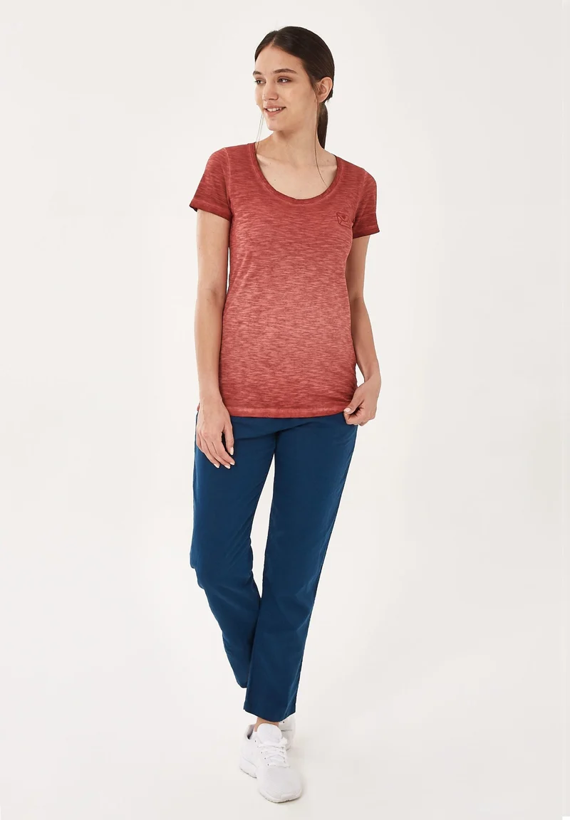 Garment Dyed T-Shirt aus Bio-Baumwolle mit Stickerei