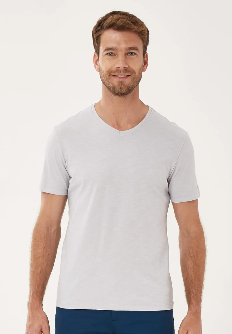 Basic T-Shirt aus Bio-Baumwolle mit V-Ausschnitt