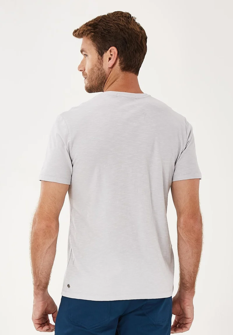 Basic T-Shirt aus Bio-Baumwolle mit V-Ausschnitt