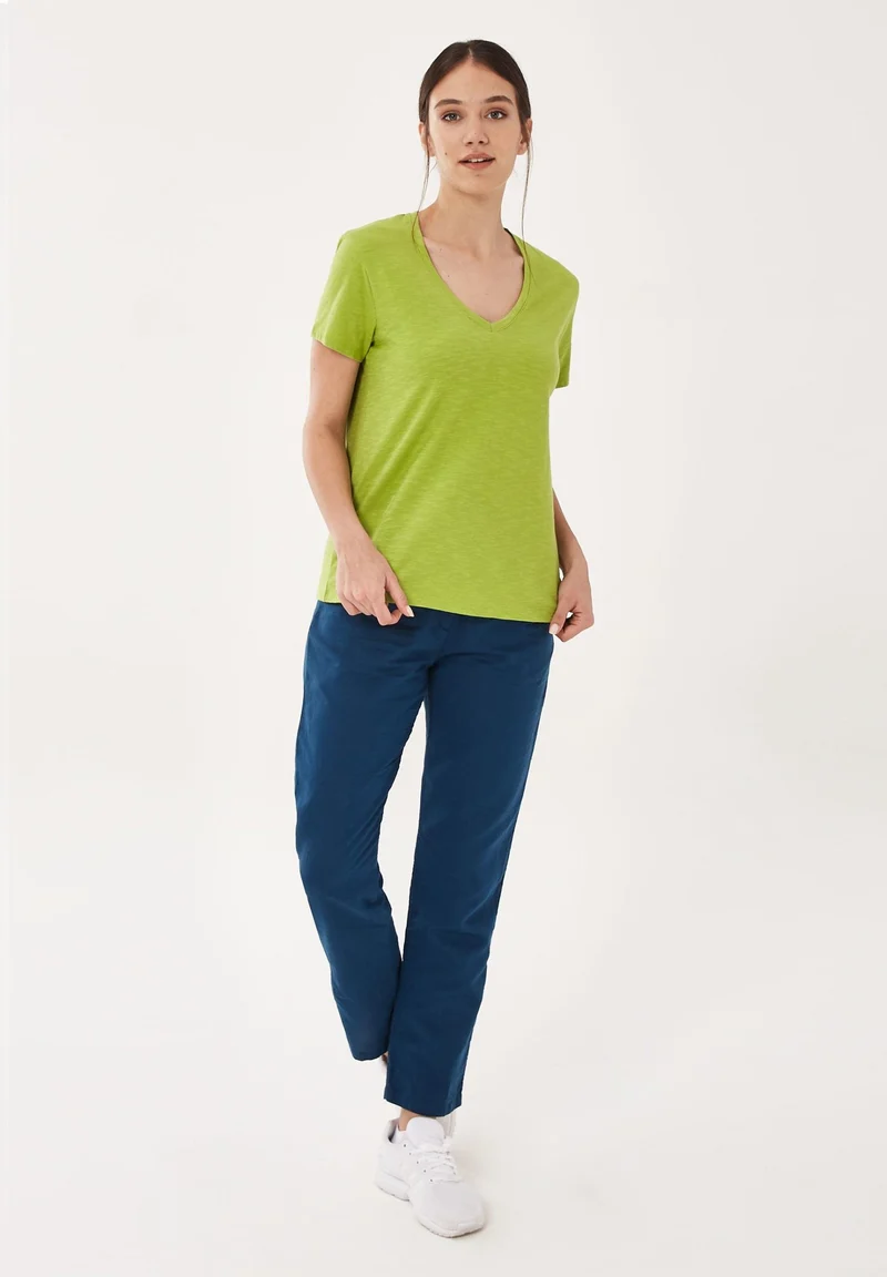 Basic T-Shirt aus Bio-Baumwolle mit V-Ausschnitt