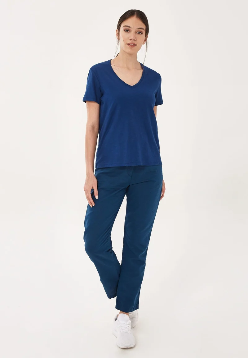 Basic T-Shirt aus Bio-Baumwolle mit V-Ausschnitt