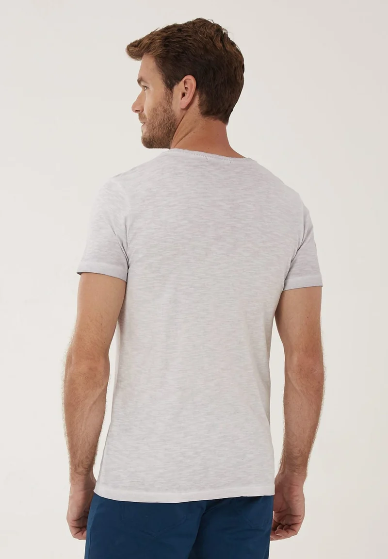Garment Dyed T-Shirt aus Bio-Baumwolle mit Print