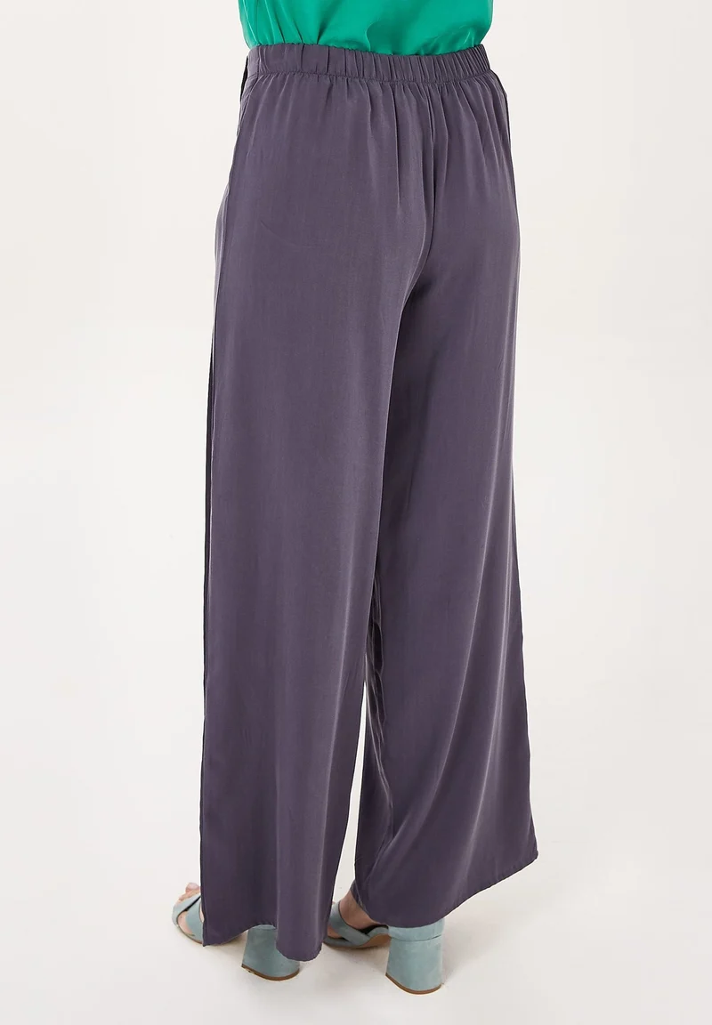 Hose aus TENCEL™ Lyocell mit Schlitz