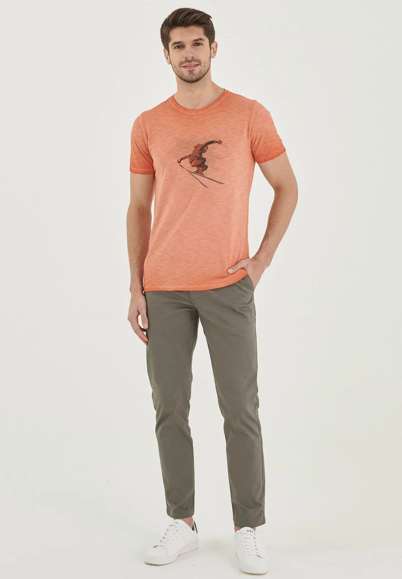Garment Dyed T-Shirt aus Bio-Baumwolle mit Print