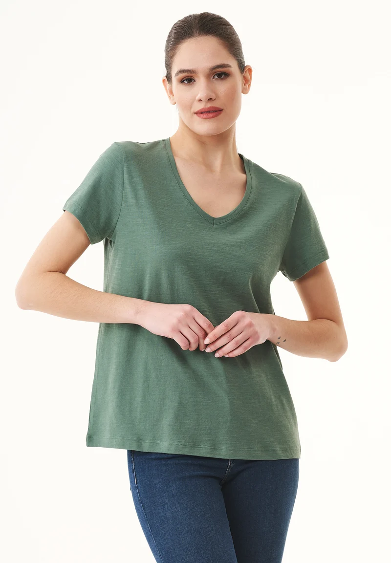 Basic T-Shirt aus Bio-Baumwolle mit V-Ausschnitt