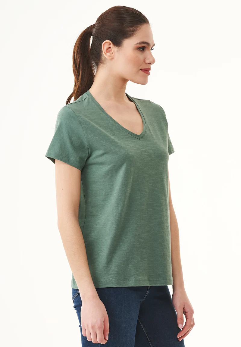 Basic T-Shirt aus Bio-Baumwolle mit V-Ausschnitt
