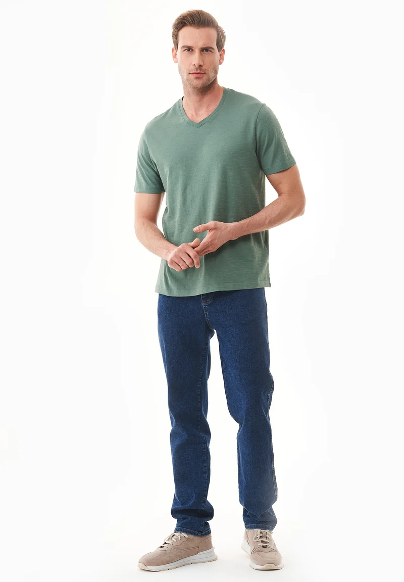 Basic T-Shirt aus Bio-Baumwolle mit V-Ausschnitt
