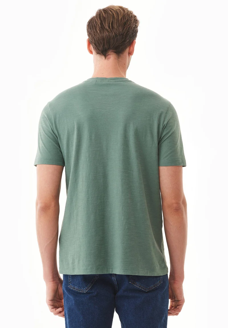 Basic T-Shirt aus Bio-Baumwolle mit V-Ausschnitt