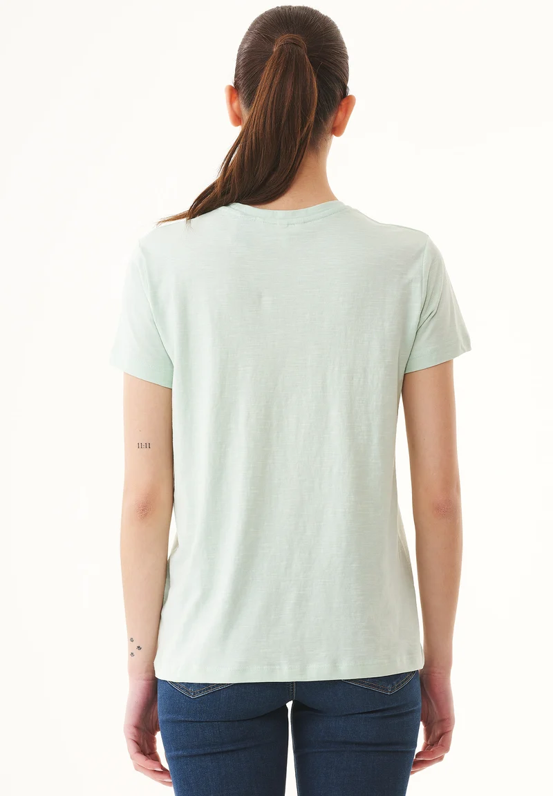 Basic T-Shirt aus Bio-Baumwolle mit V-Ausschnitt