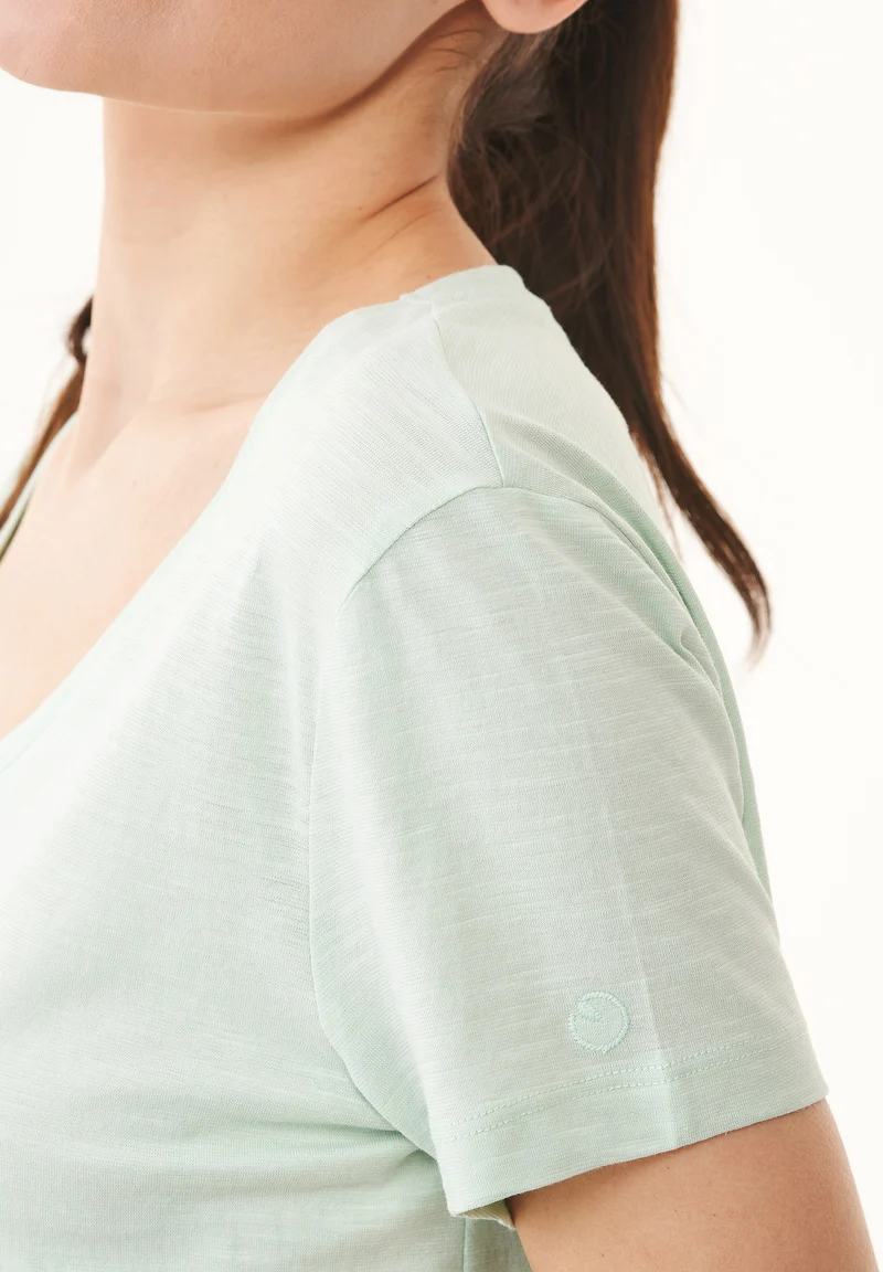 Basic T-Shirt aus Bio-Baumwolle mit V-Ausschnitt