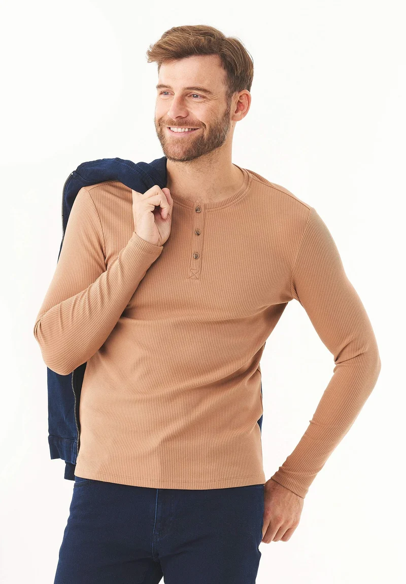 Geripptes Henley Langarmshirt aus Bio-Baumwolle
