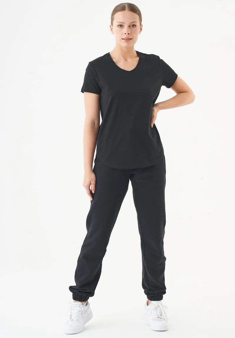 TUBA Basic T-Shirt aus Bio-Baumwolle mit V-Ausschnitt