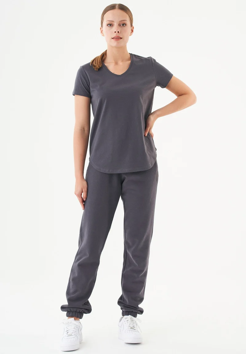 TUBA Basic T-Shirt aus Bio-Baumwolle mit V-Ausschnitt
