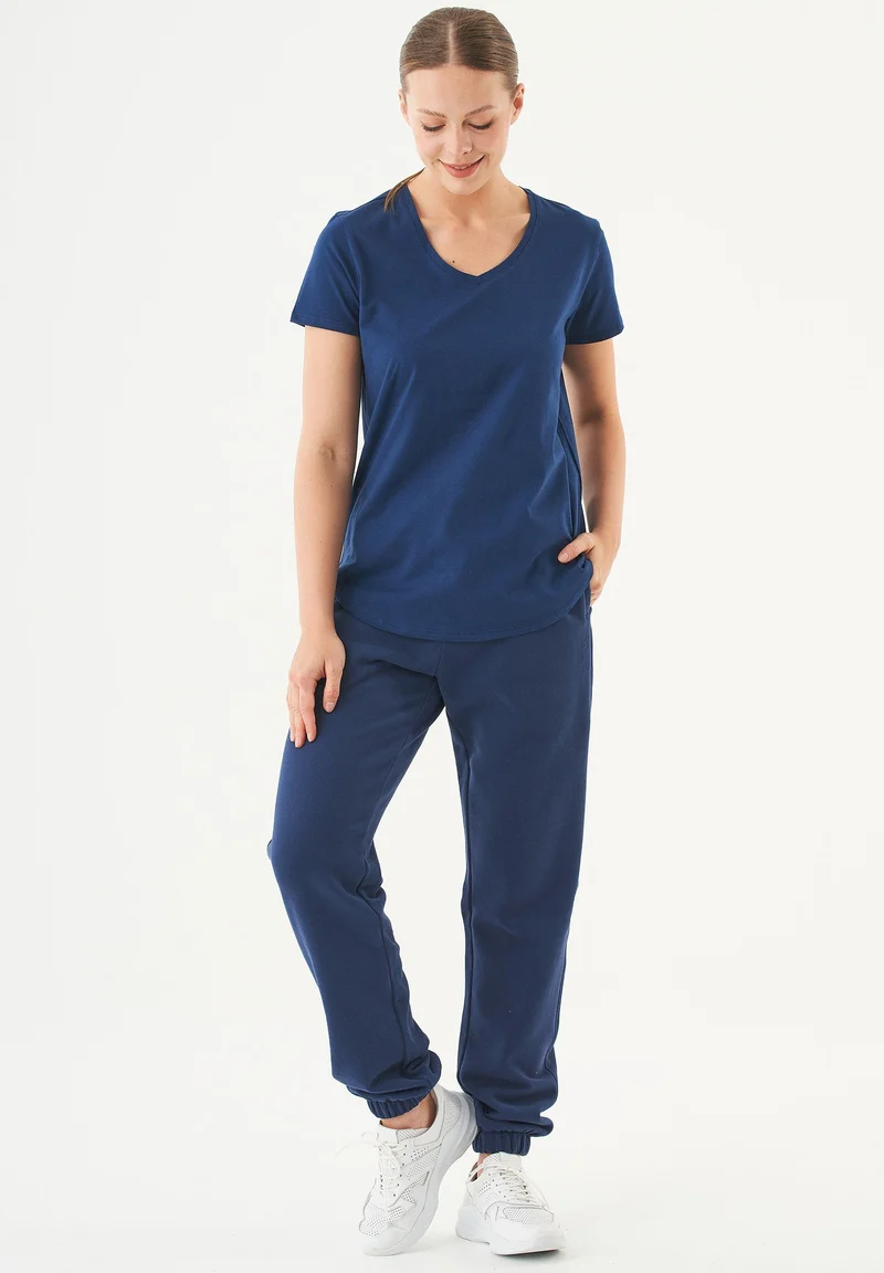TUBA Basic T-Shirt aus Bio-Baumwolle mit V-Ausschnitt
