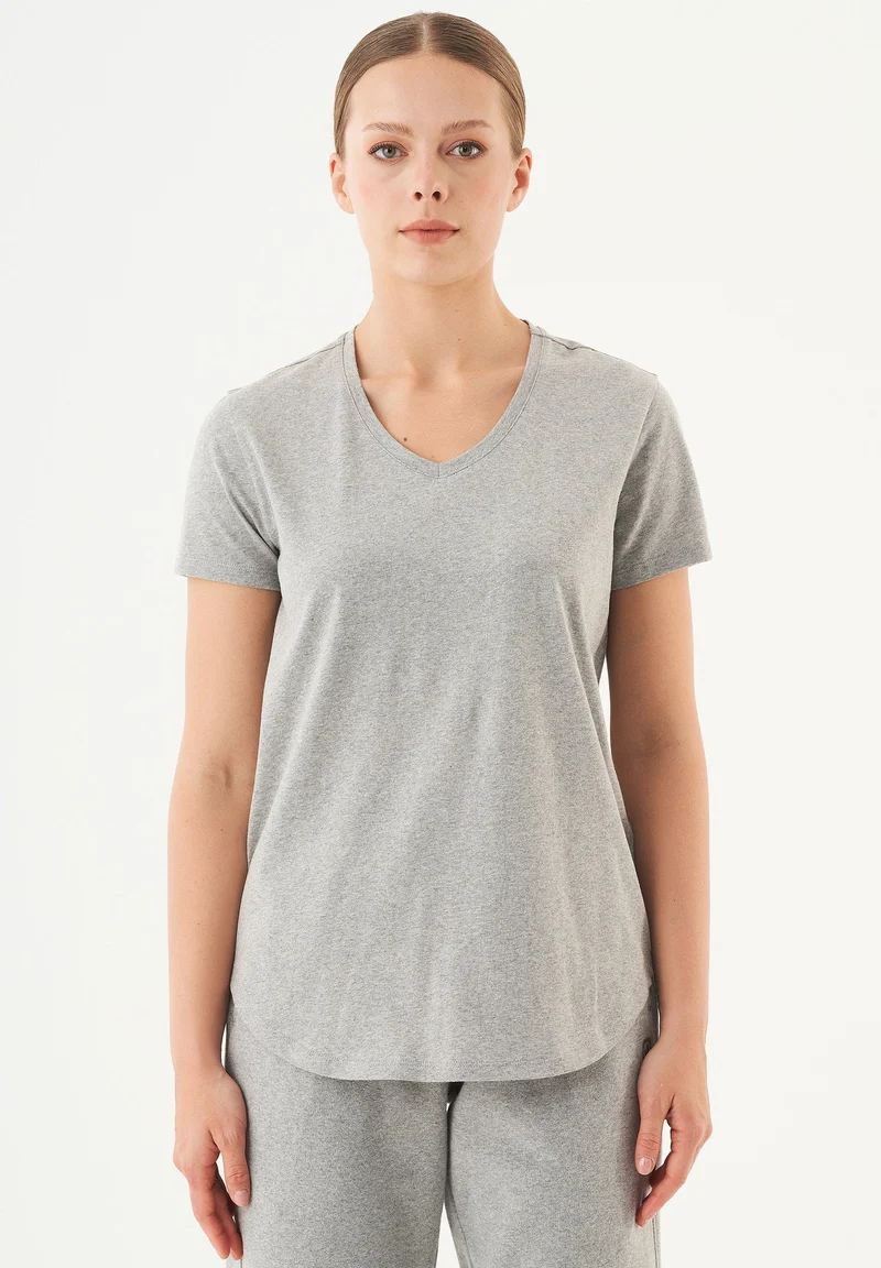 TUBA Basic T-Shirt aus Bio-Baumwolle mit V-Ausschnitt
