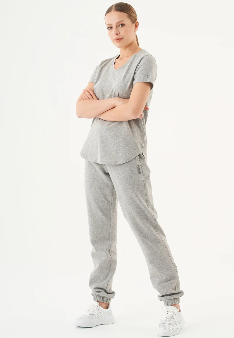 TUBA Basic T-Shirt aus Bio-Baumwolle mit V-Ausschnitt