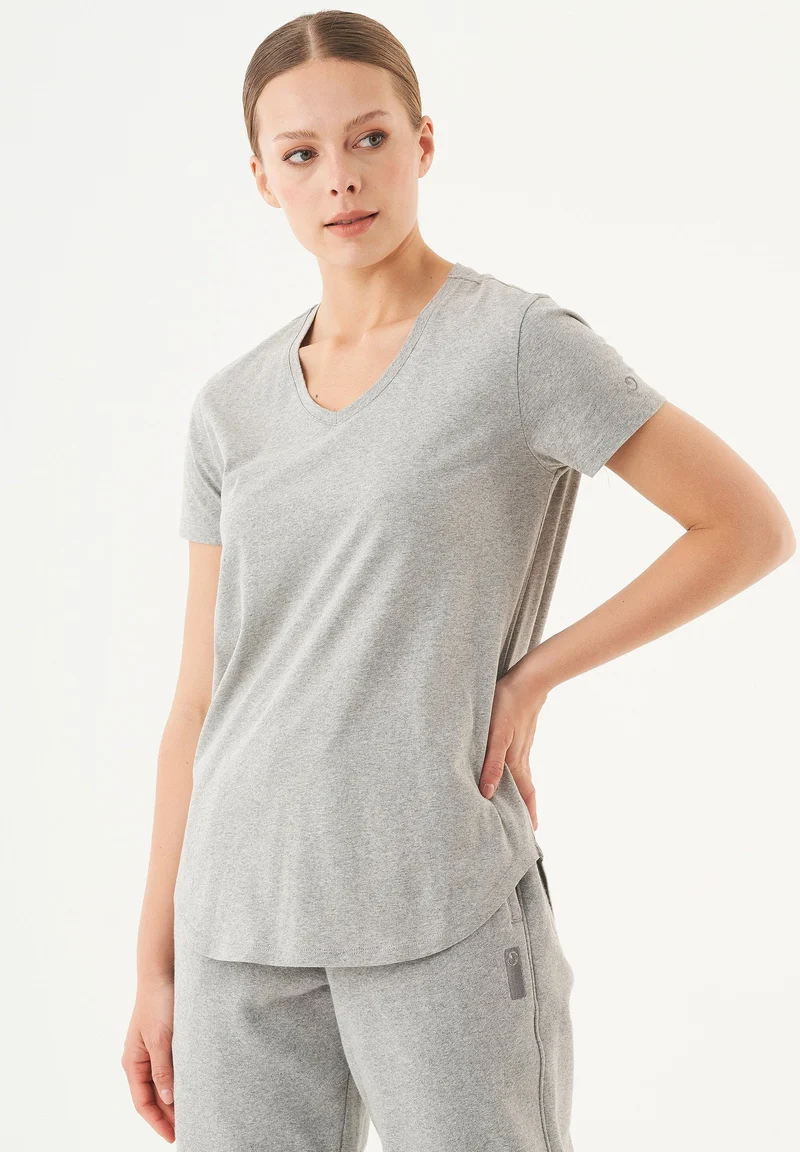 TUBA Basic T-Shirt aus Bio-Baumwolle mit V-Ausschnitt