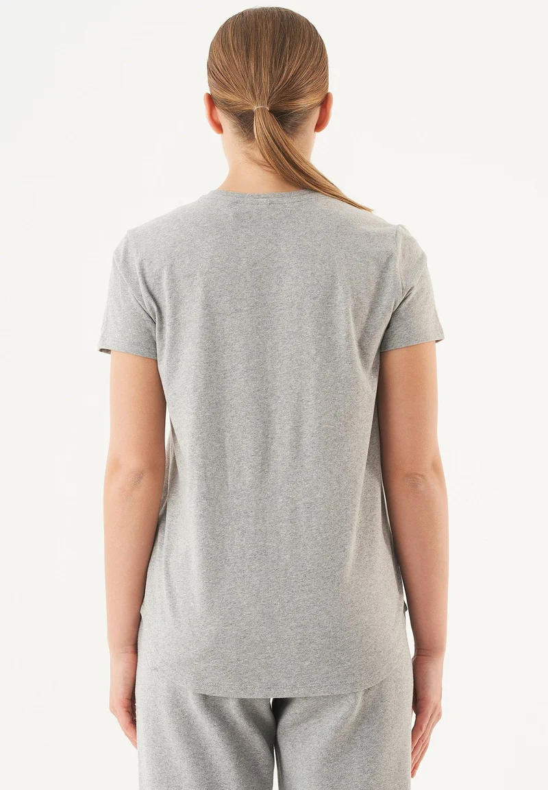 TUBA Basic T-Shirt aus Bio-Baumwolle mit V-Ausschnitt
