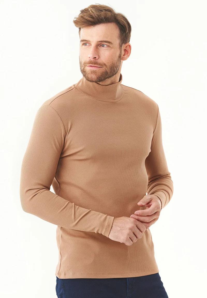 Geripptes Langarmshirt aus Bio-Baumwolle mit Rollkragen