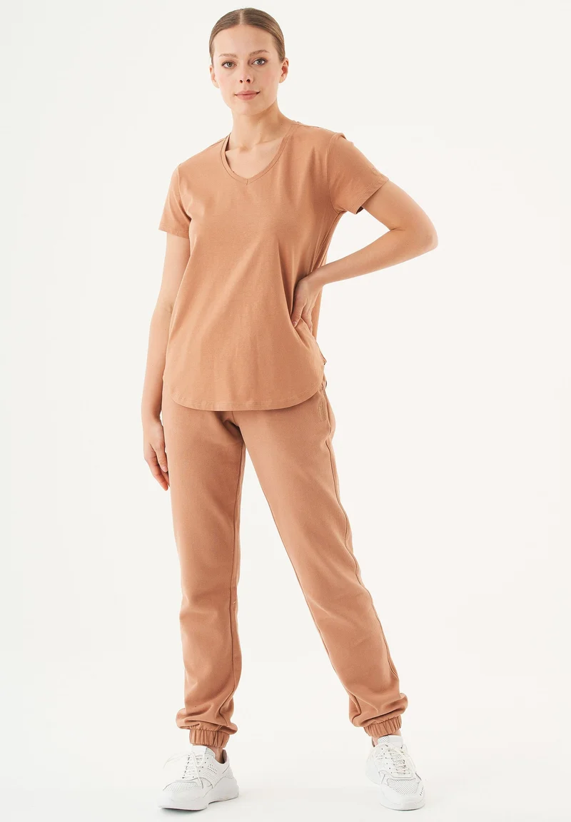 TUBA Basic T-Shirt aus Bio-Baumwolle mit V-Ausschnitt