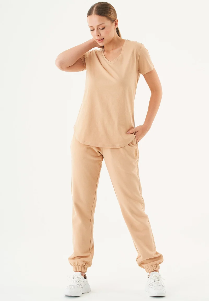 TUBA Basic T-Shirt aus Bio-Baumwolle mit V-Ausschnitt