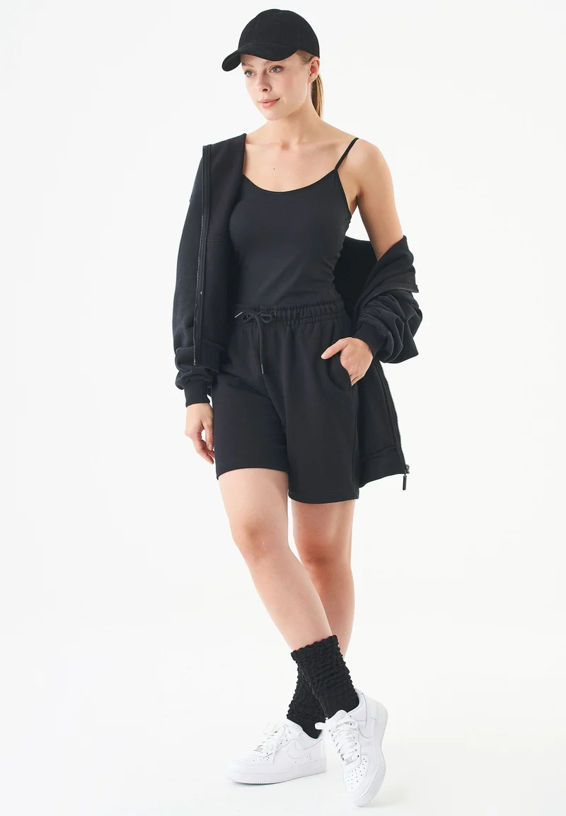 SHEYMA Sweatshorts aus Bio-Baumwolle