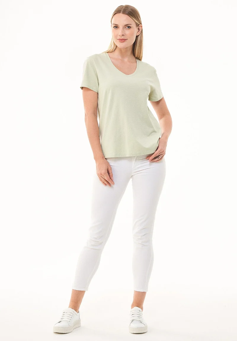 Basic T-Shirt aus Bio-Baumwolle mit V-Ausschnitt