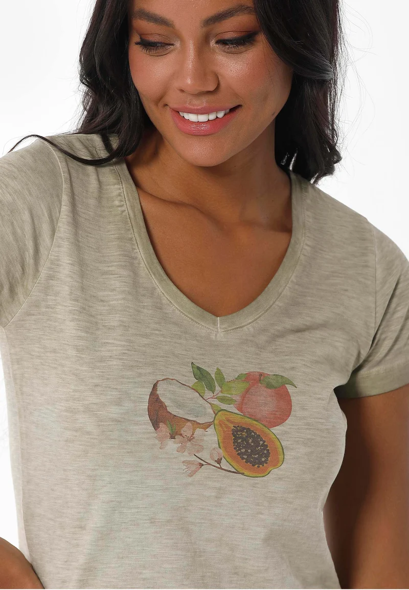 Garment Dyed T-Shirt aus Bio-Baumwolle mit Frucht-Print
