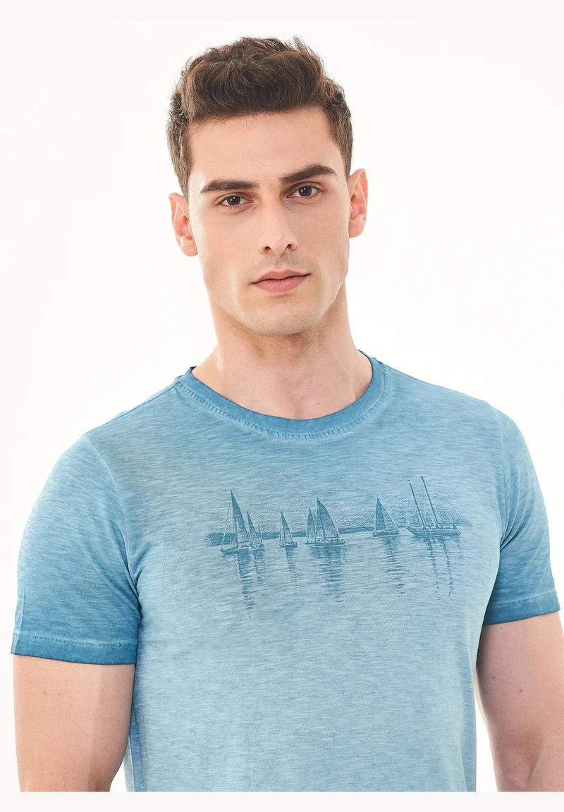 Garment Dyed T-Shirt aus Bio-Baumwolle mit Print