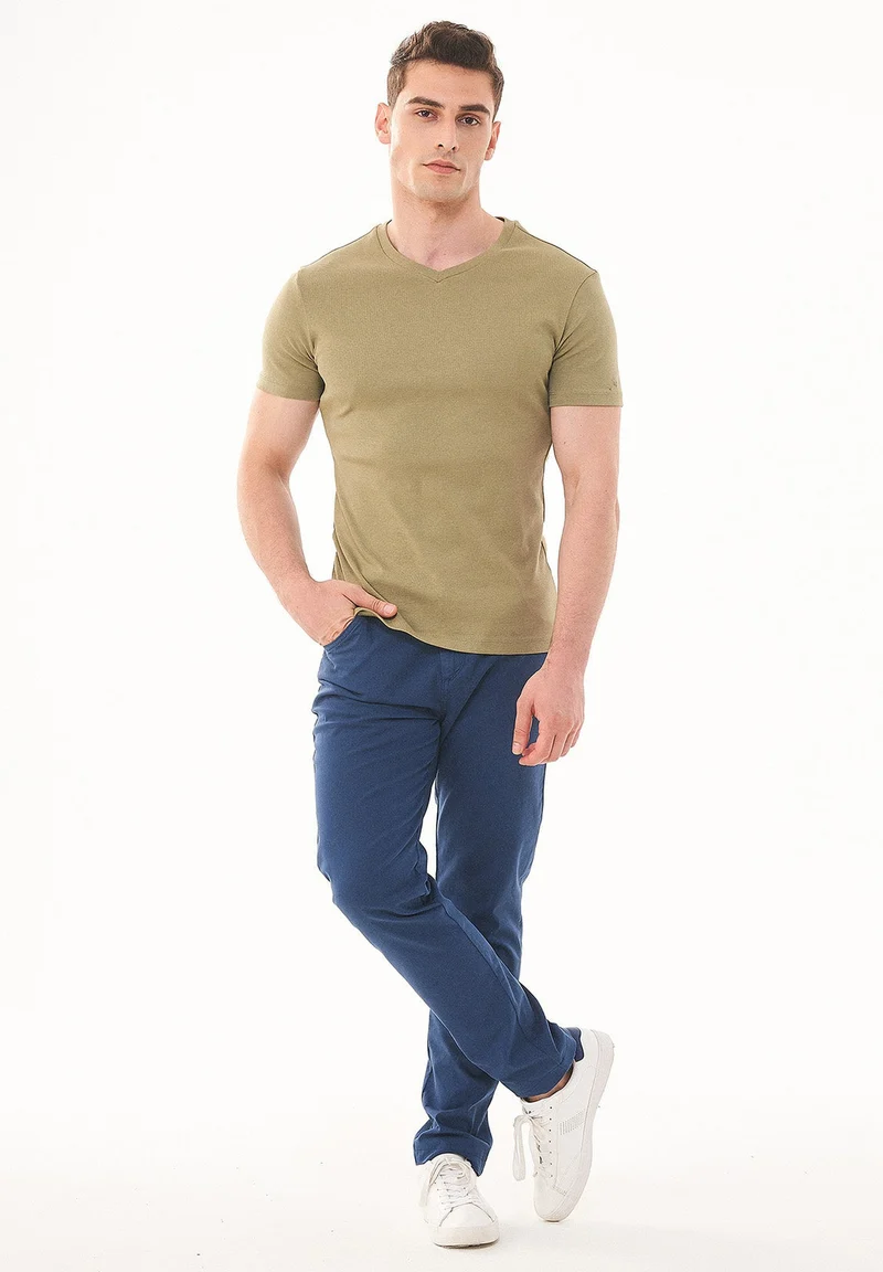 Geripptes T-Shirt aus Bio-Baumwolle mit V-Ausschnitt