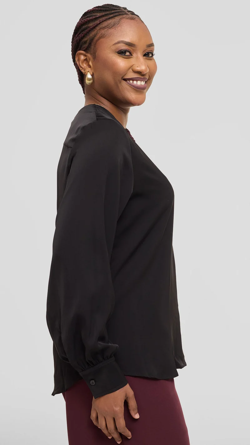 Vivo Ajani V-Neck Top in Crepe - Black