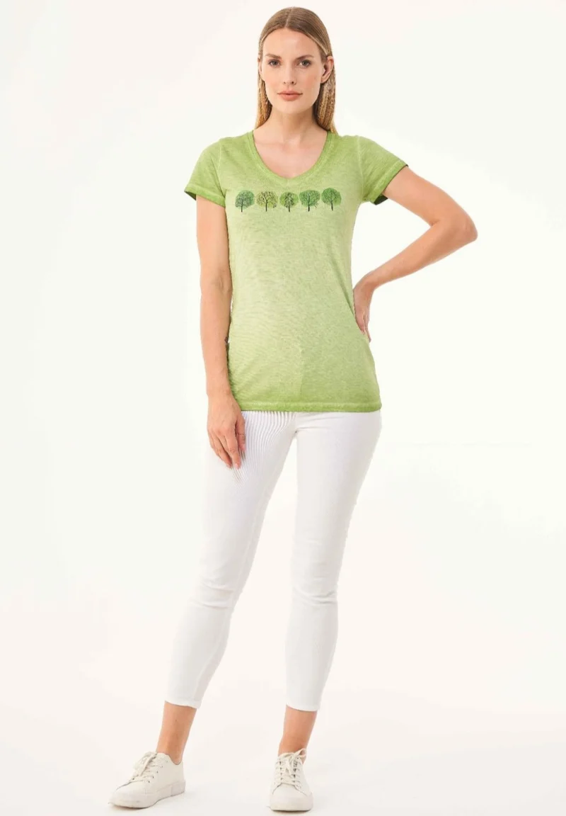 Garment Dyed T-Shirt aus Bio-Baumwolle mit Baum-Print