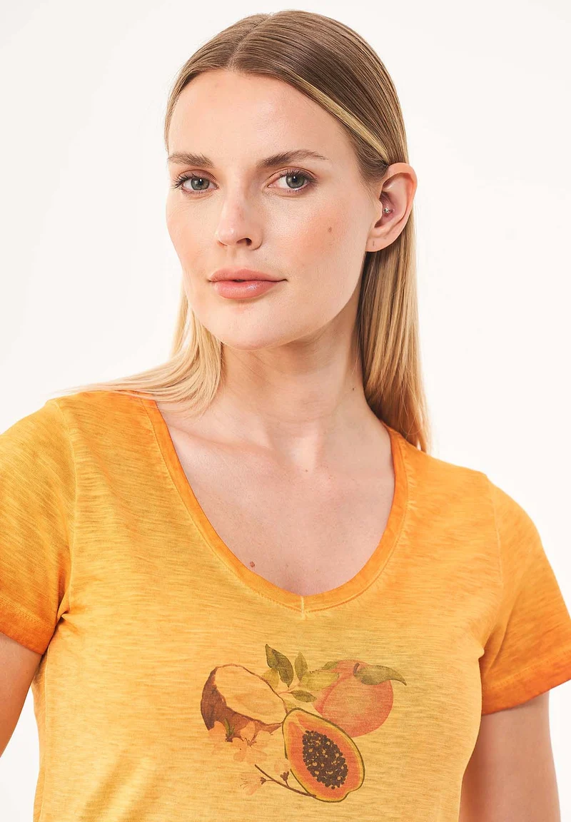 Garment Dyed T-Shirt aus Bio-Baumwolle mit Frucht-Print