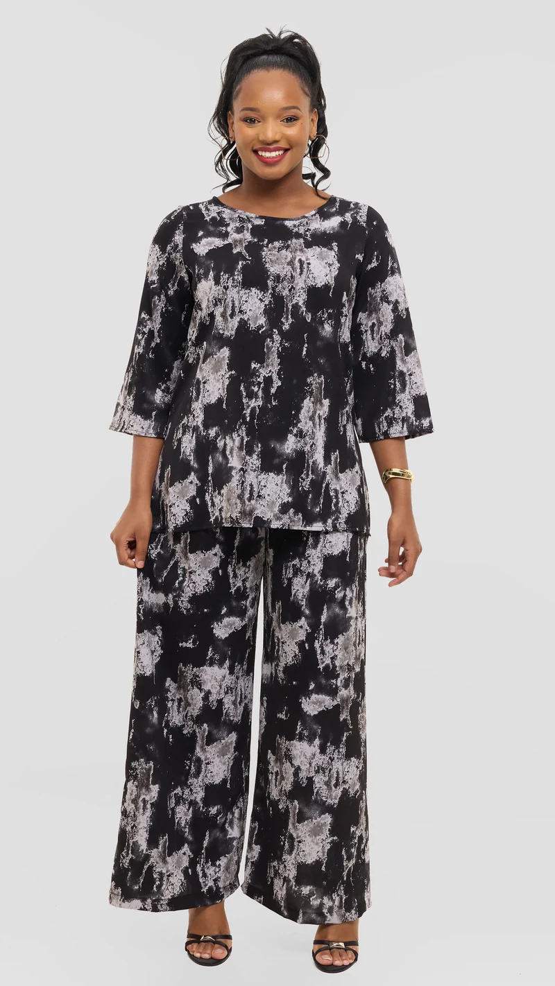Vivo 3/4 Sleeve Side Slit Top in Crepe - Black / Grey Abstract Print