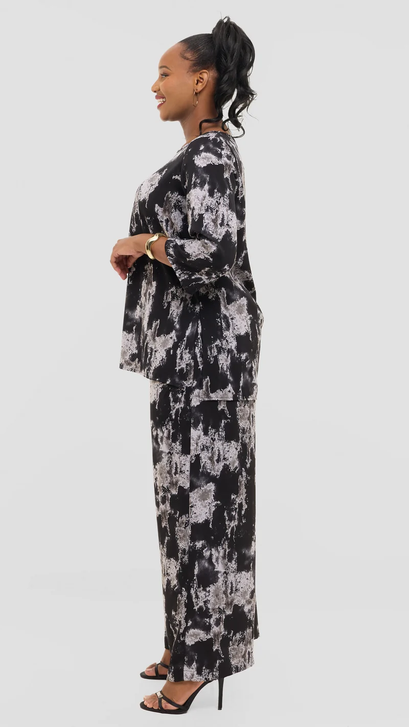 Vivo 3/4 Sleeve Side Slit Top in Crepe - Black / Grey Abstract Print
