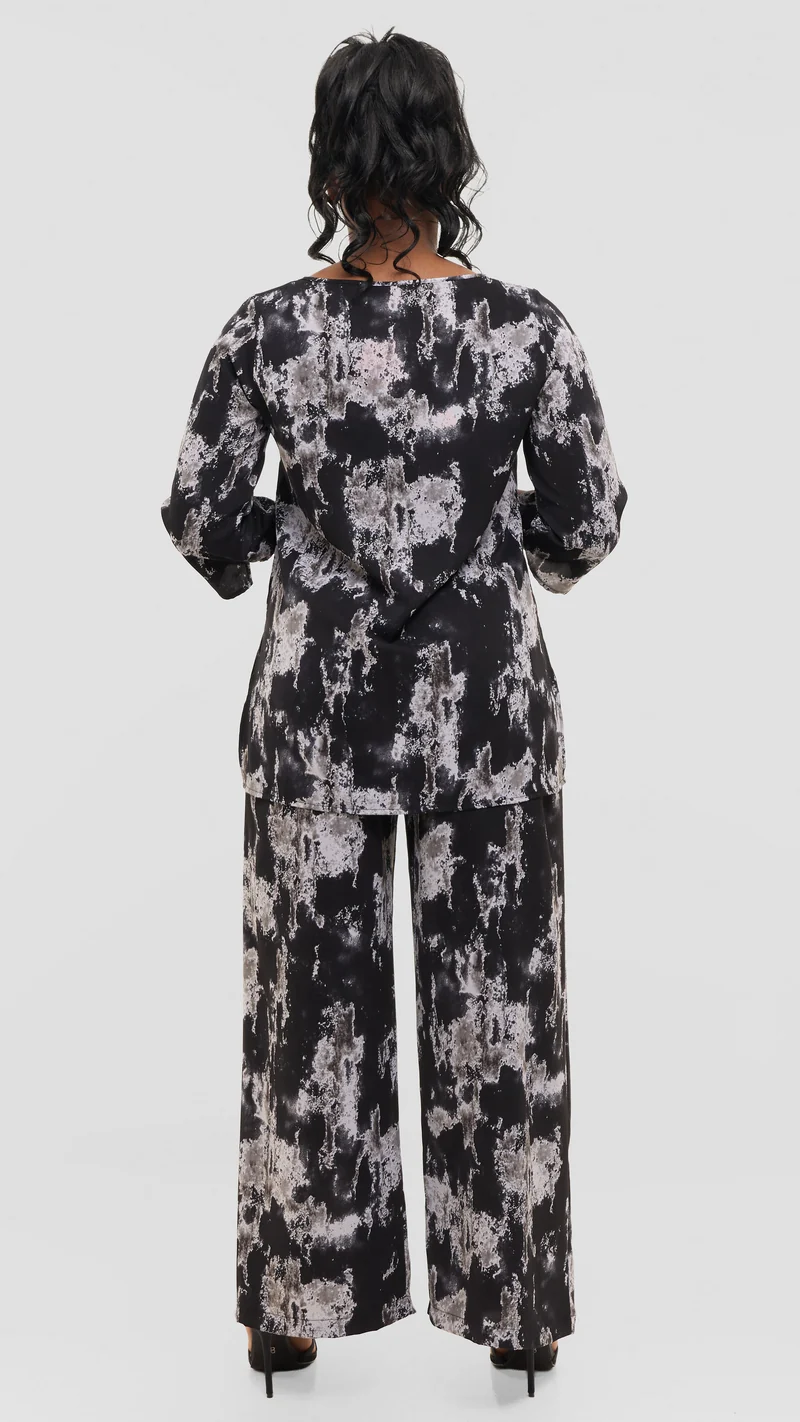 Vivo 3/4 Sleeve Side Slit Top in Crepe - Black / Grey Abstract Print