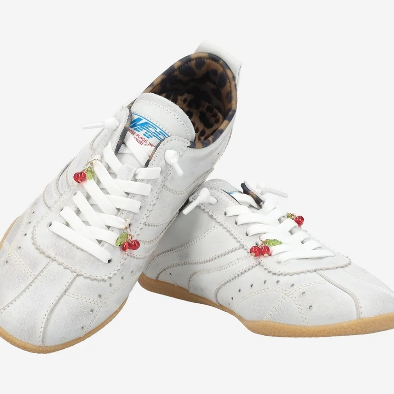 Sneaker mit Kirschen