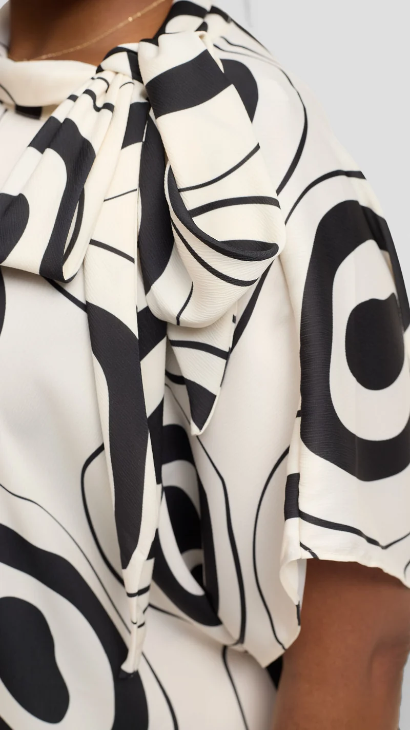 Vivo Takali Tunic Top in Textured Satin - Off White / Black Laisa Print