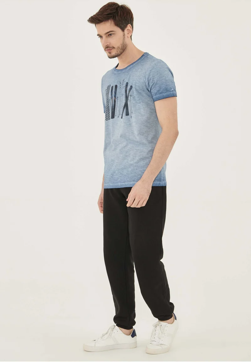 Garment Dyed T-Shirt aus Bio-Baumwolle mit Print