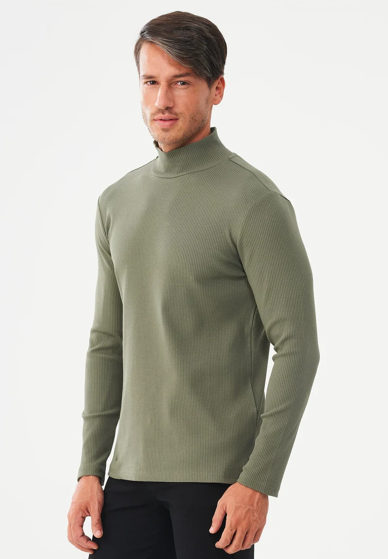 Geripptes Langarmshirt aus Bio-Baumwolle mit Rollkragen