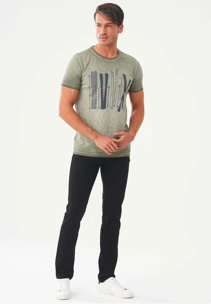 Garment Dyed T-Shirt aus Bio-Baumwolle mit Print