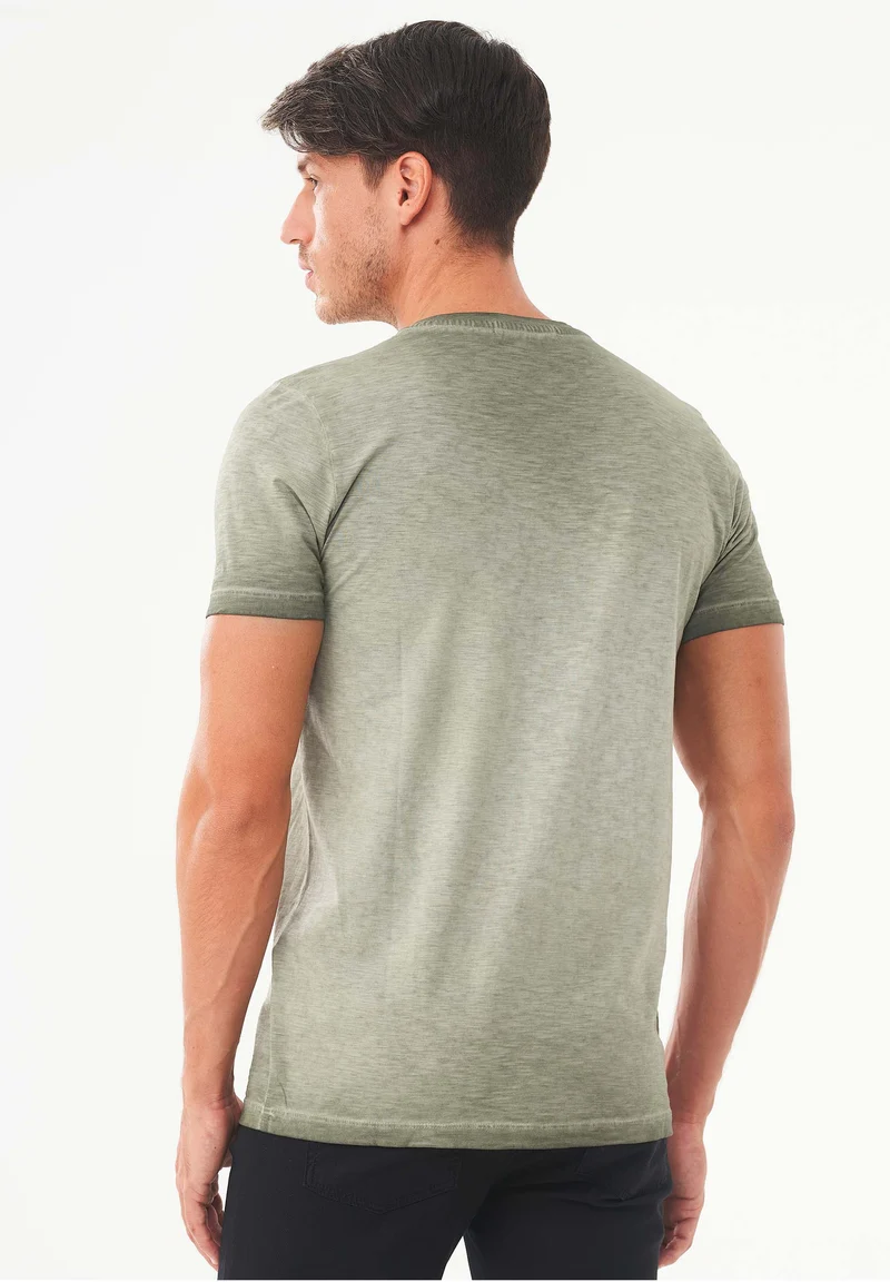 Garment Dyed T-Shirt aus Bio-Baumwolle mit Print