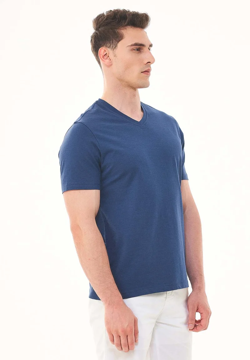 Basic T-Shirt aus Bio-Baumwolle mit V-Ausschnitt