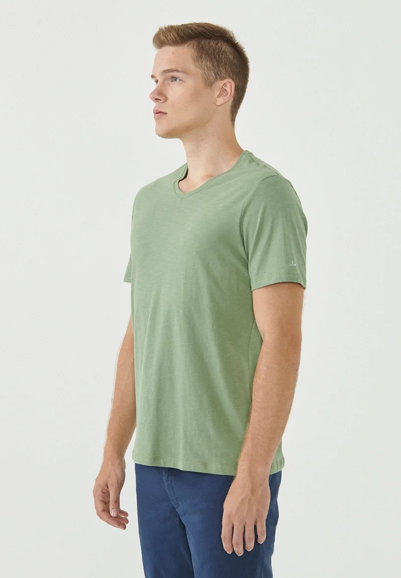Basic T-Shirt aus Bio-Baumwolle mit V-Ausschnitt