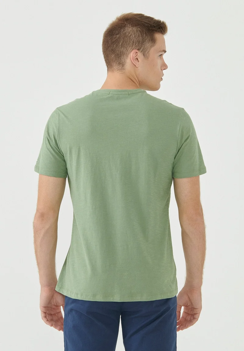 Basic T-Shirt aus Bio-Baumwolle mit V-Ausschnitt