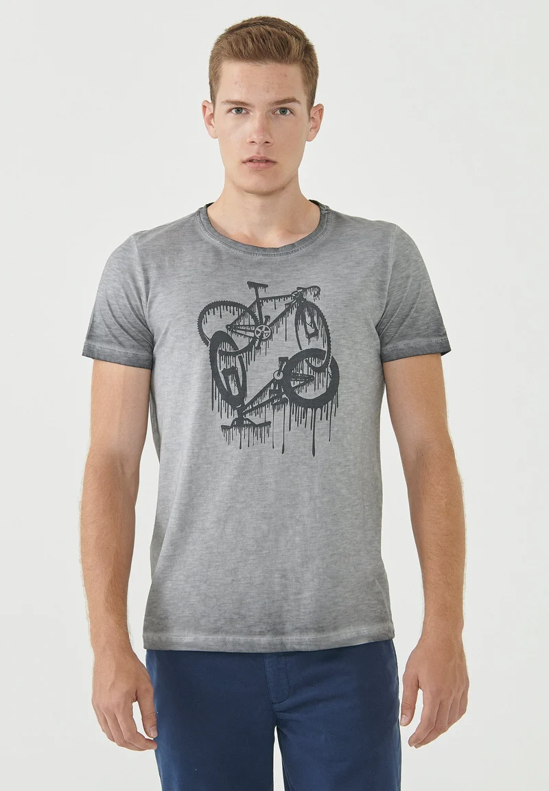 Garment Dyed T-Shirt aus Bio-Baumwolle mit Fahrrad-Print