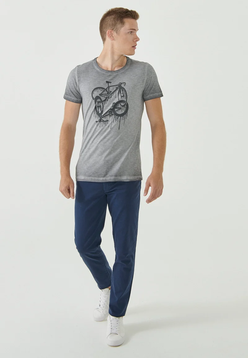 Garment Dyed T-Shirt aus Bio-Baumwolle mit Fahrrad-Print