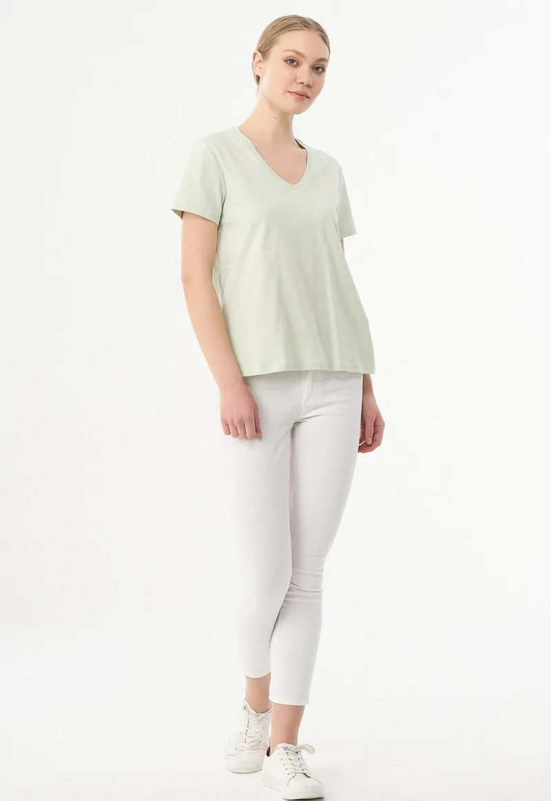 Basic T-Shirt aus Bio-Baumwolle mit V-Ausschnitt